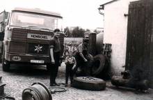 Hans Hawel, Onkel Peter und Dieter Hawel beim Reifen montieren